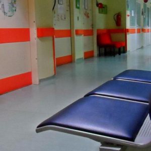 14χρονη τραυματίστηκε σοβαρά σε εμπορικό κέντρo στον Πειραιά  -Έπεσε πάνω της μέρος της οροφής