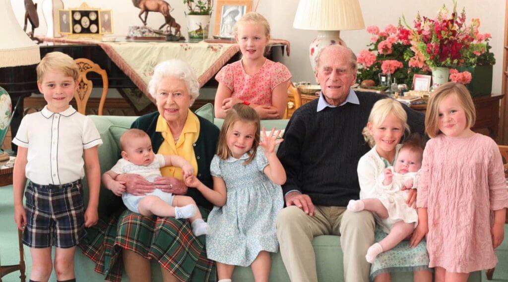 Η βασίλισσα Ελισάβετ και ο Φίλιππος μαζί με 7 από τα δισέγγονά τους – Συγκινητική φωτογραφία