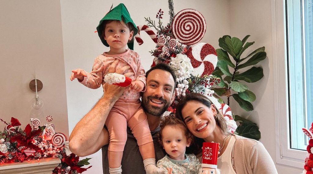 Χριστίνα Μπόμπα - Σάκης Τανιμανίδης: Στόλισαν το χριστουγεννιάτικο δέντρο με τις δίδυμες κόρες τους