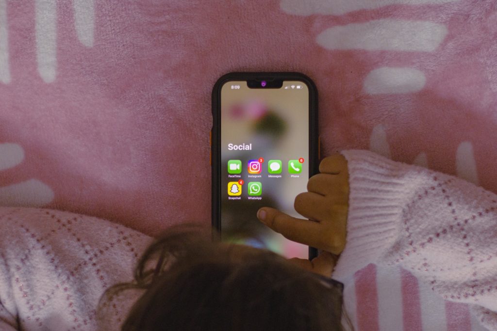 Ώρα για ύπνο - Ποια χώρα θέλει να κλείνει το Internet στα κινητά των παιδιών το βράδυ