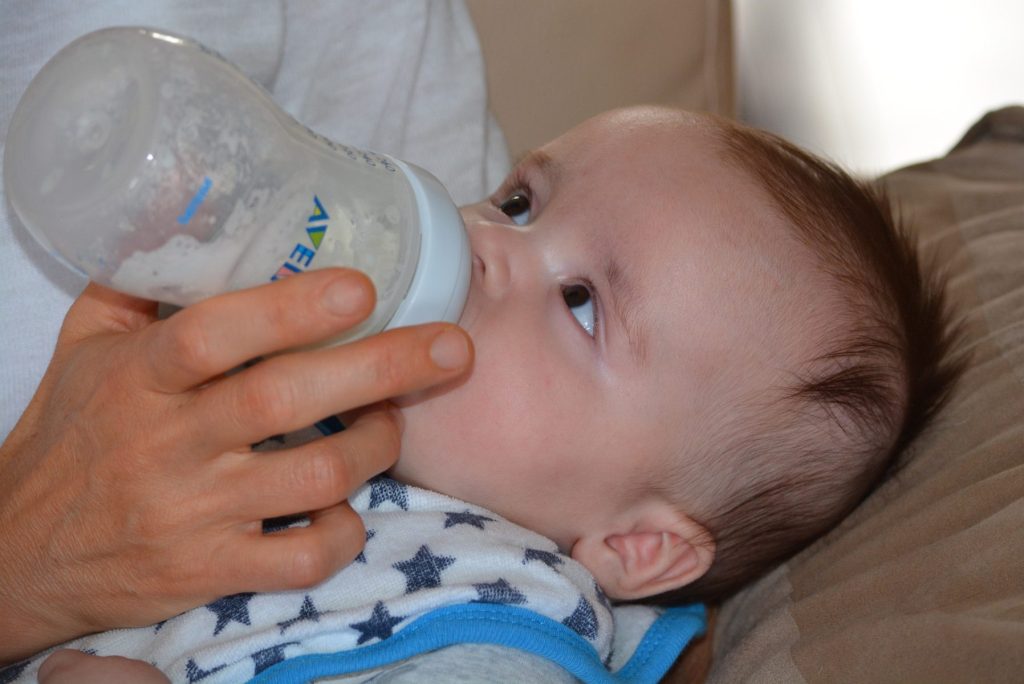 Πόσο μειώθηκαν οι τιμές στο βρεφικό γάλα - Οικονομική... ανάσα για τους γονείς με μωρά