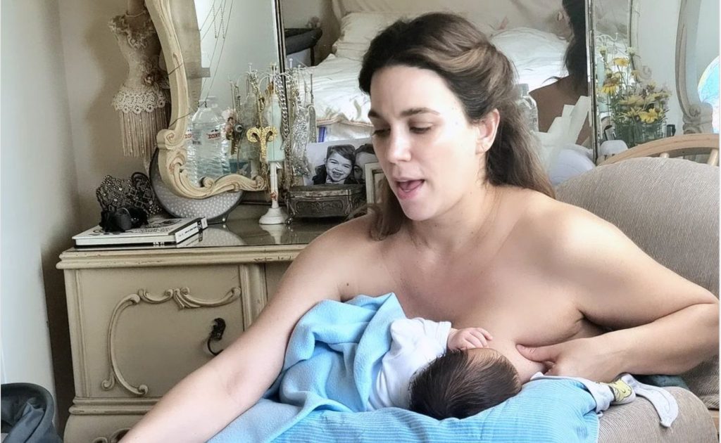 Κατερίνα Στικούδη: Με το ένα χέρι θηλάζει τον νεογέννητο γιο της και με το άλλο διαβάζει παραμύθι στον μικρό Βύρωνα