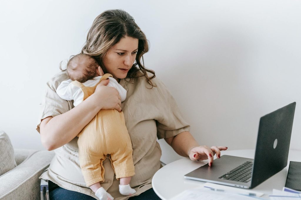Επίδομα μητρότητας 7.470 ευρώ για 9 μήνες: Ξεκίνησαν οι αιτήσεις - Ποιες μητέρες δικαιούνται αναδρομικά