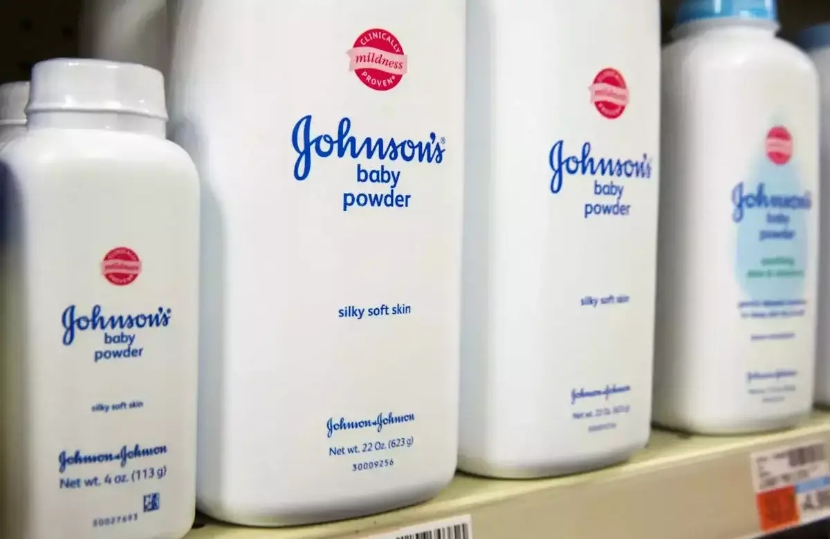 Johnson & Johnson: Πρόστιμο μαμούθ $260 εκατ. για το ταλκ που προκάλεσε καρκίνο