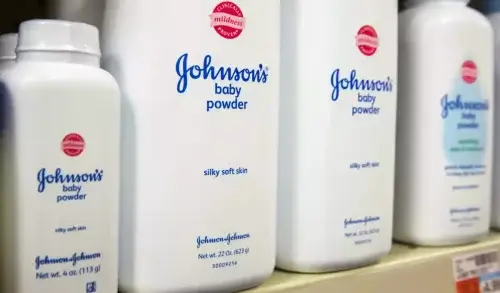 Johnson & Johnson: Πρόστιμο μαμούθ $260 εκατ. για το ταλκ που προκάλεσε καρκίνο