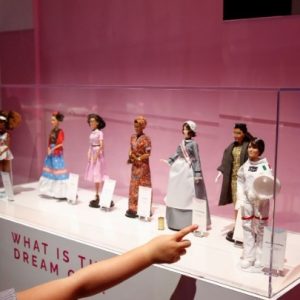 65 χρόνια Barbie: Από τη Νο.1 κούκλα έως την αστροναύτη- Η γιορτή σε μουσείο στο Λονδίνο