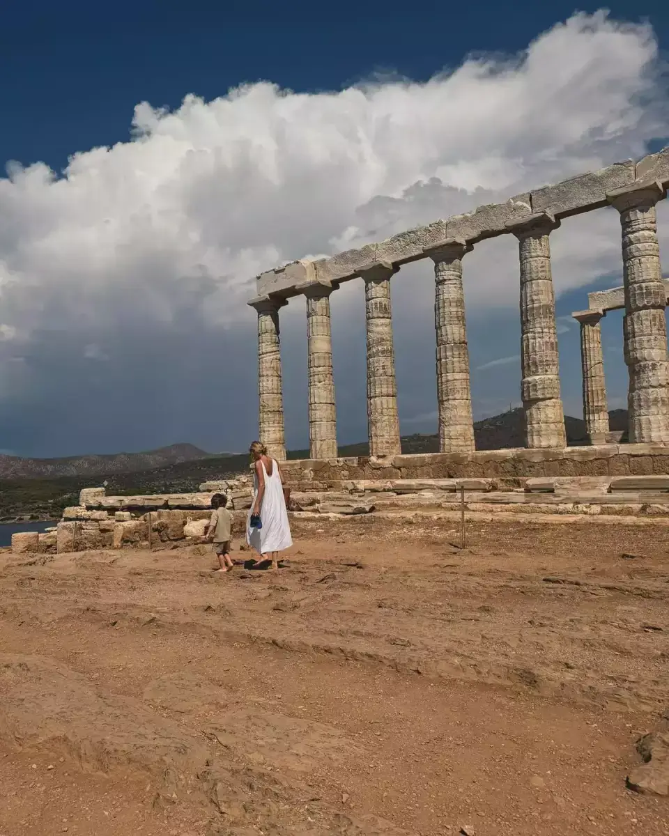 Η Τζένη Μπαλατσινού και ο μικρός της γιος ξυπόλητοι στον Ναό του Ποσειδώνα - Η βόλτα στο Σούνιο