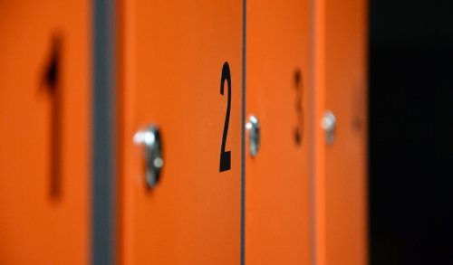 Lockers στα σχολεία για να κλειδώνουν τα κινητά