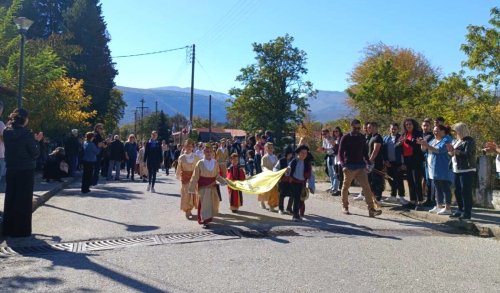 Μαθητές από τη Βούλα παρέλασαν για την 28η Οκτωβρίου στη Σταυρούπολη - Μια γιορτή αγάπης