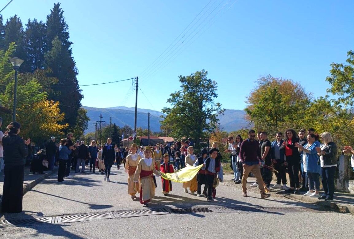 Μαθητές από τη Βούλα παρέλασαν για την 28η Οκτωβρίου στη Σταυρούπολη - Μια γιορτή αγάπης